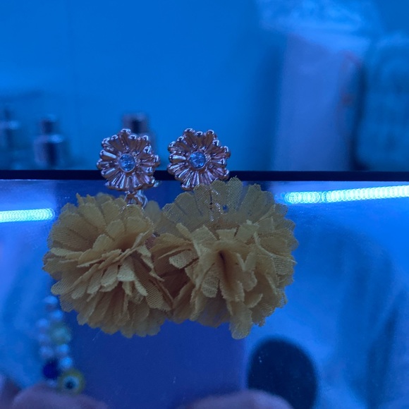 Yellow floral earrings - Picture 2 of 3
